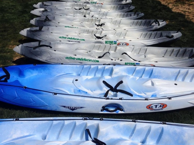Kayaks a la espera de los aventureros.jpg